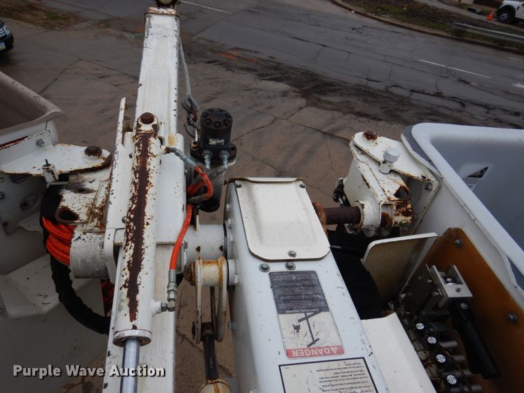 image for item IM9889 2005 International 7400  bucket truck