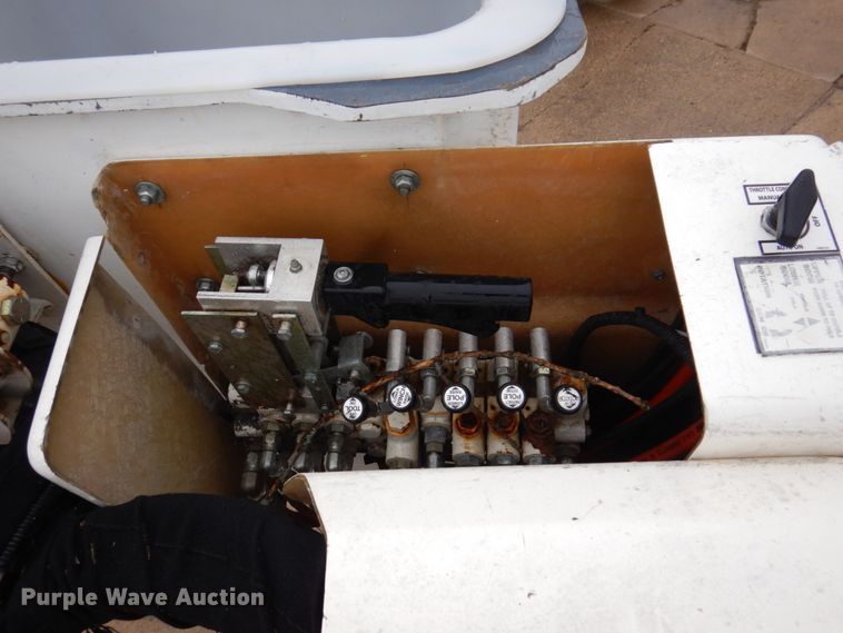 image for item IM9889 2005 International 7400  bucket truck