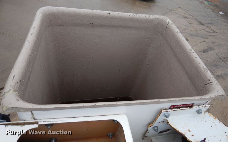 image for item IM9889 2005 International 7400  bucket truck