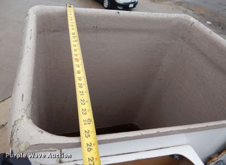 image for item IM9889 2005 International 7400  bucket truck