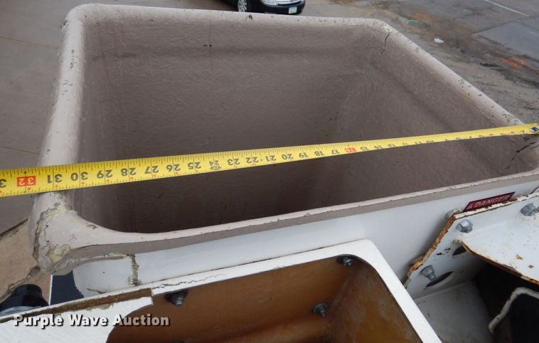 image for item IM9889 2005 International 7400  bucket truck