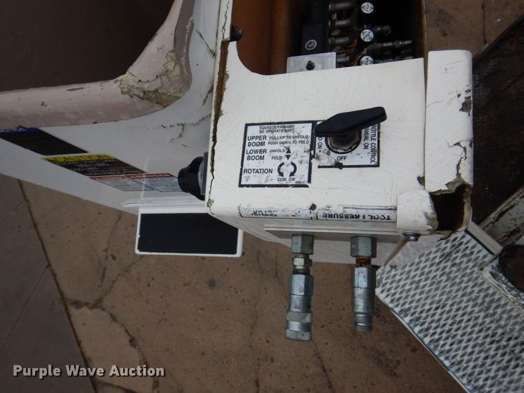 image for item IM9889 2005 International 7400  bucket truck