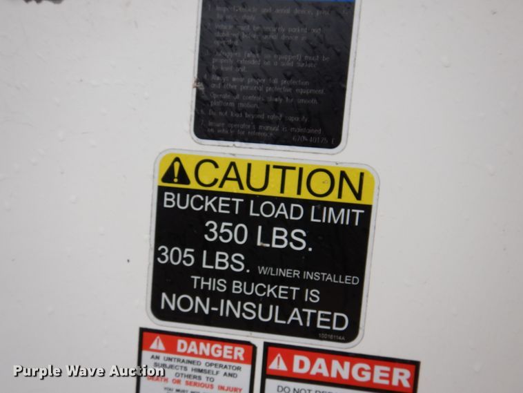 image for item IM9889 2005 International 7400  bucket truck