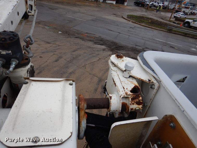 image for item IM9889 2005 International 7400  bucket truck