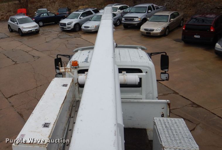 image for item IM9889 2005 International 7400  bucket truck