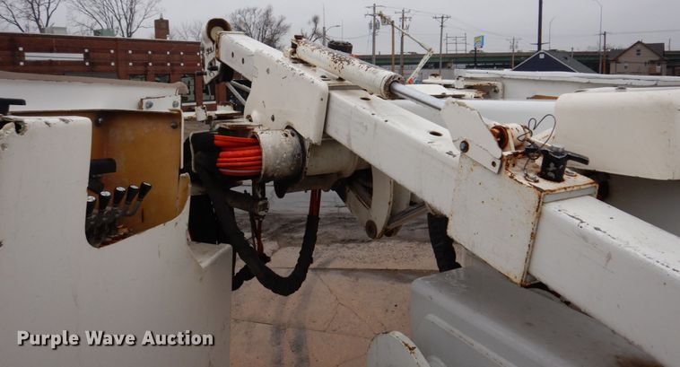 image for item IM9889 2005 International 7400  bucket truck