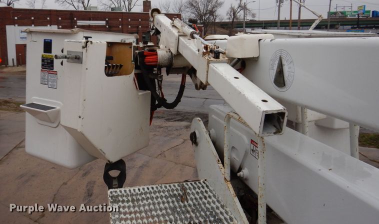 image for item IM9889 2005 International 7400  bucket truck