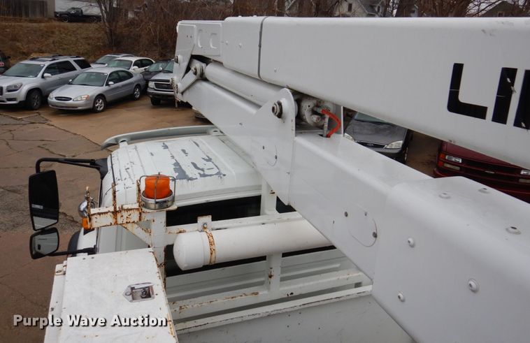 image for item IM9889 2005 International 7400  bucket truck