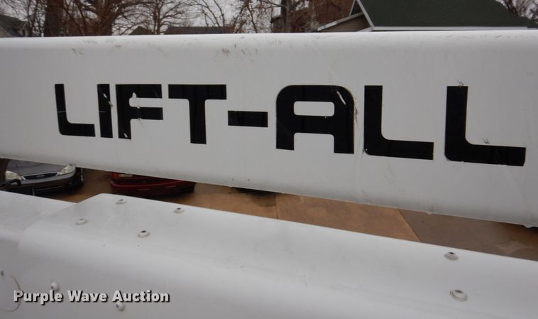 image for item IM9889 2005 International 7400  bucket truck