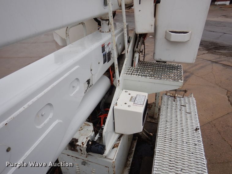 image for item IM9889 2005 International 7400  bucket truck