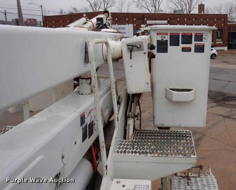 image for item IM9889 2005 International 7400  bucket truck