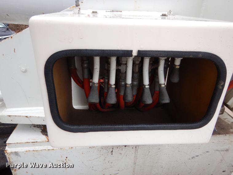 image for item IM9889 2005 International 7400  bucket truck