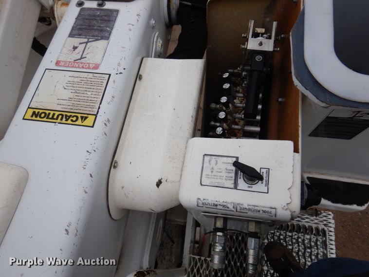 image for item IM9889 2005 International 7400  bucket truck