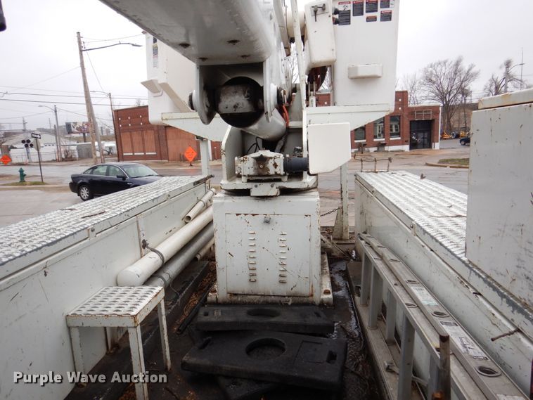 image for item IM9889 2005 International 7400  bucket truck