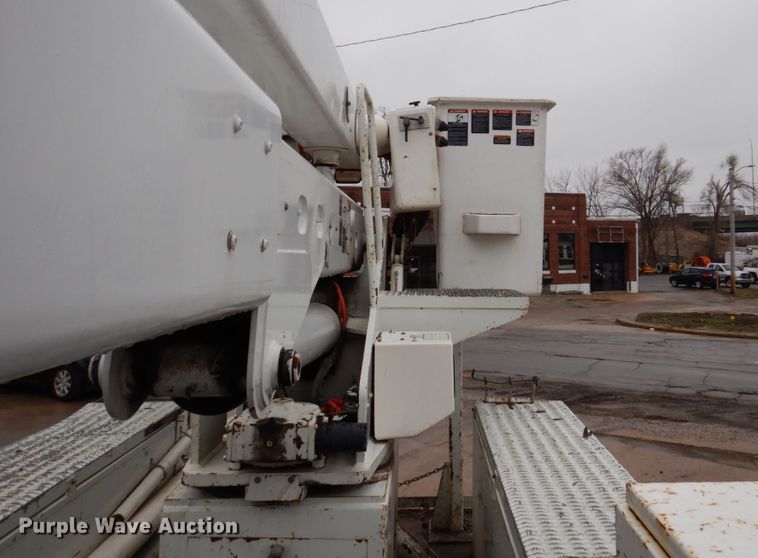 image for item IM9889 2005 International 7400  bucket truck