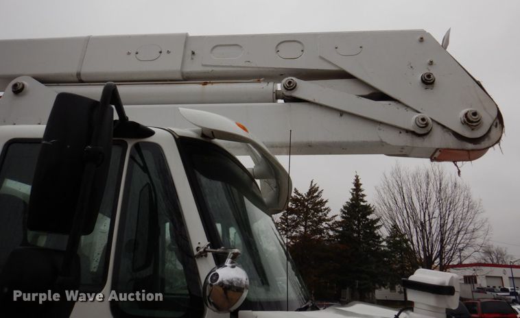 image for item IM9889 2005 International 7400  bucket truck