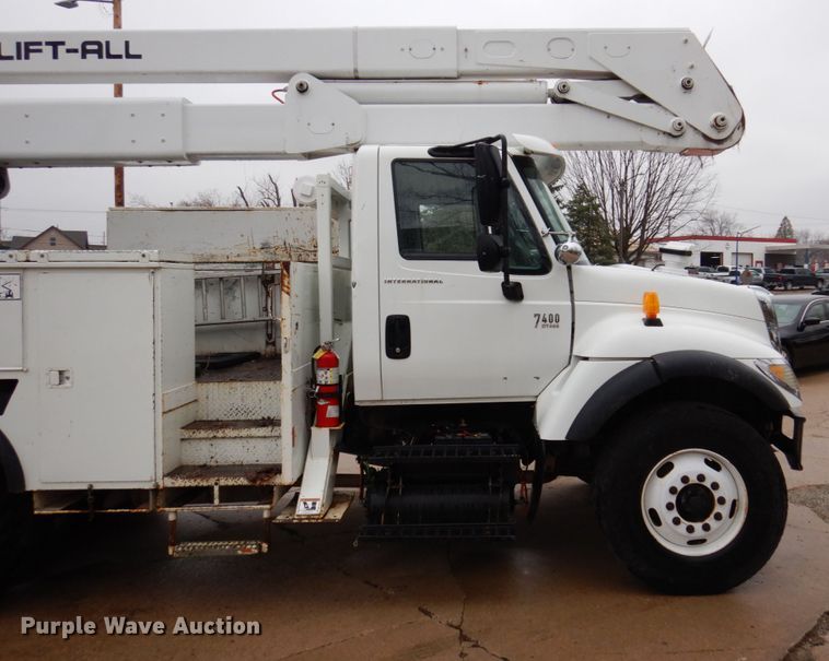 image for item IM9889 2005 International 7400  bucket truck