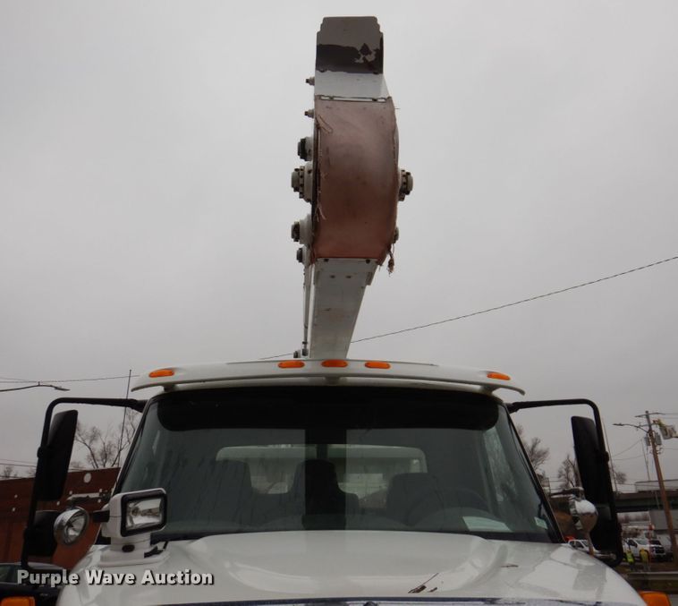 image for item IM9889 2005 International 7400  bucket truck