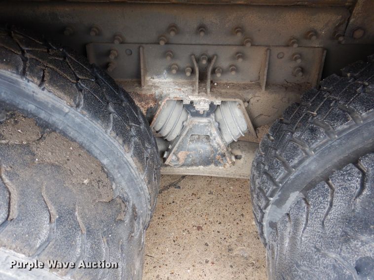 image for item IM9889 2005 International 7400  bucket truck