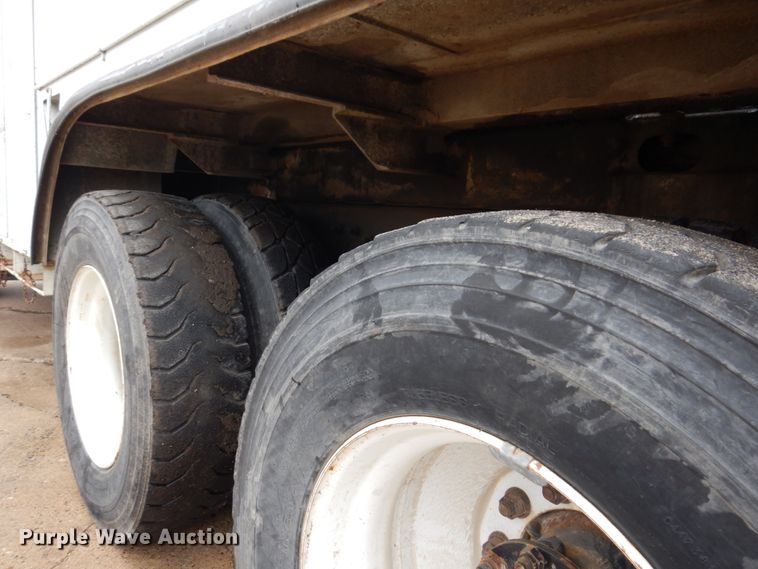 image for item IM9889 2005 International 7400  bucket truck