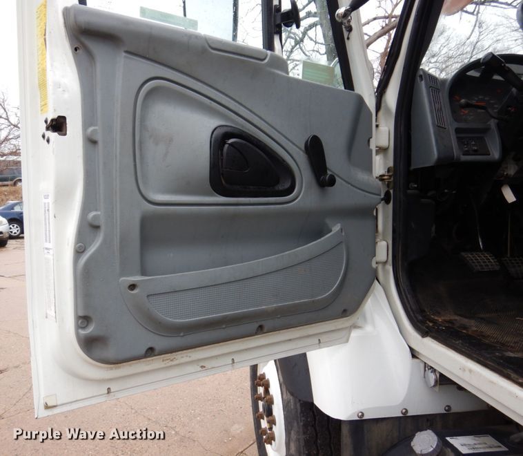 image for item IM9889 2005 International 7400  bucket truck