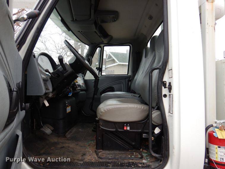 image for item IM9889 2005 International 7400  bucket truck