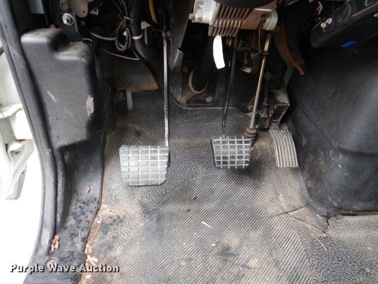 image for item IM9889 2005 International 7400  bucket truck