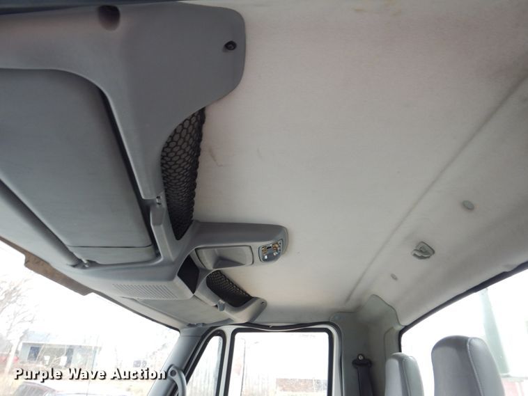 image for item IM9889 2005 International 7400  bucket truck