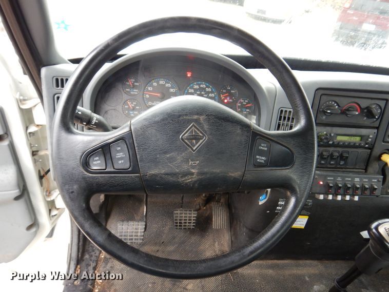 image for item IM9889 2005 International 7400  bucket truck