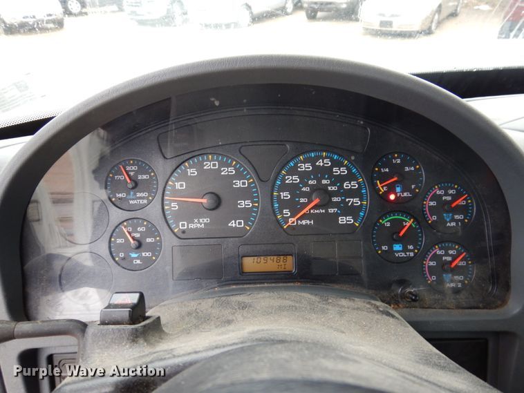 image for item IM9889 2005 International 7400  bucket truck