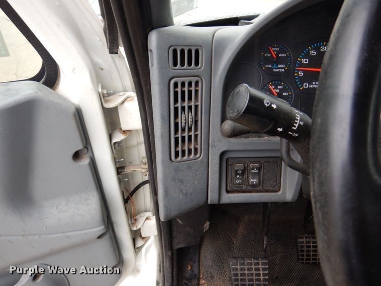 image for item IM9889 2005 International 7400  bucket truck