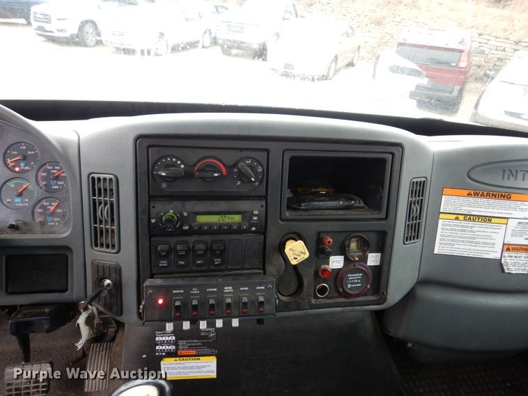 image for item IM9889 2005 International 7400  bucket truck