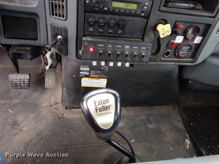 image for item IM9889 2005 International 7400  bucket truck