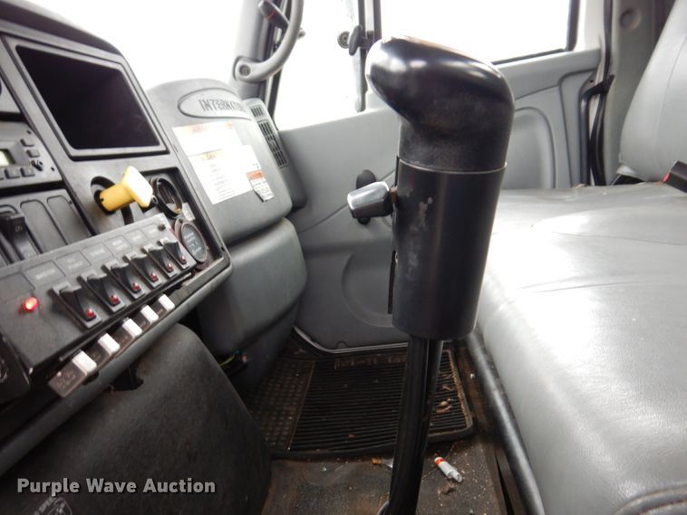 image for item IM9889 2005 International 7400  bucket truck