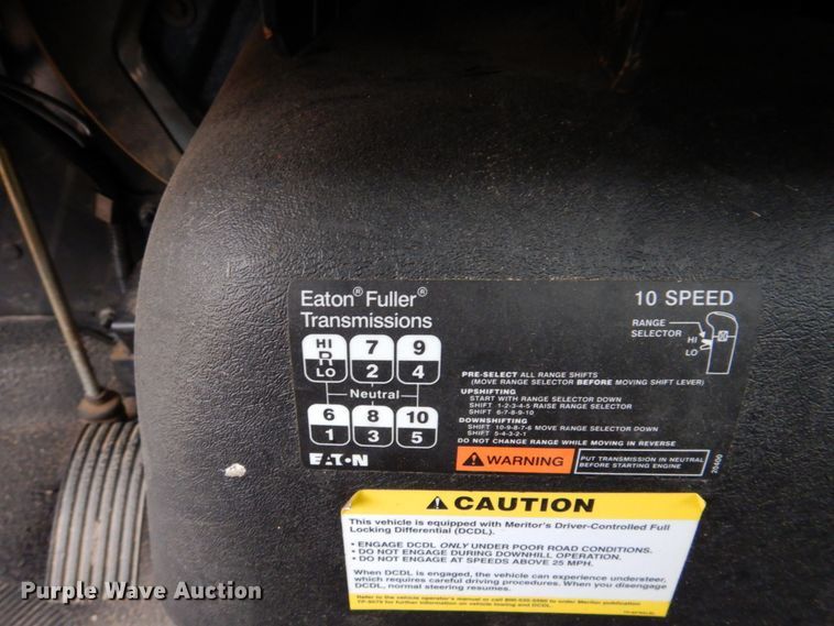 image for item IM9889 2005 International 7400  bucket truck