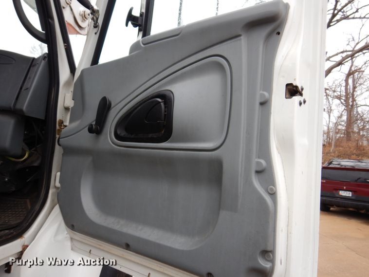 image for item IM9889 2005 International 7400  bucket truck