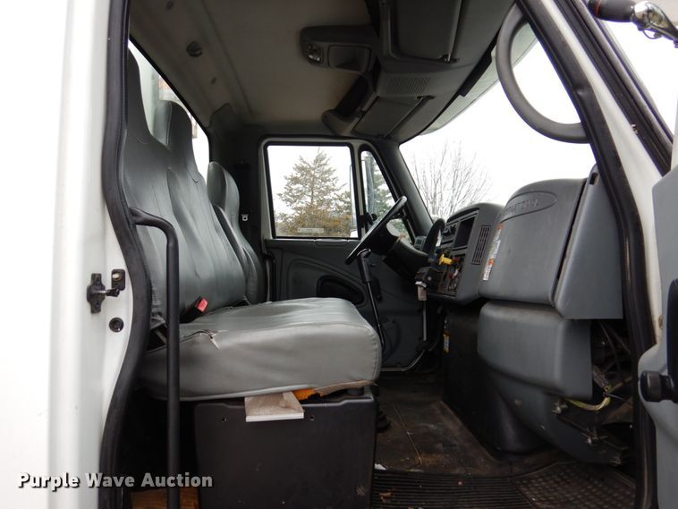 image for item IM9889 2005 International 7400  bucket truck