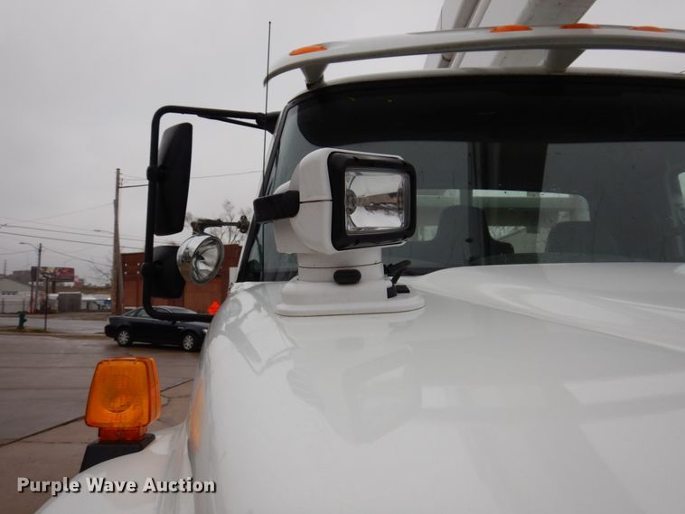 image for item IM9889 2005 International 7400  bucket truck