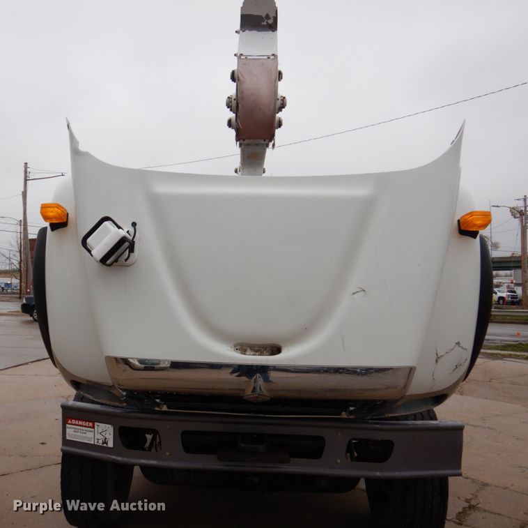 image for item IM9889 2005 International 7400  bucket truck