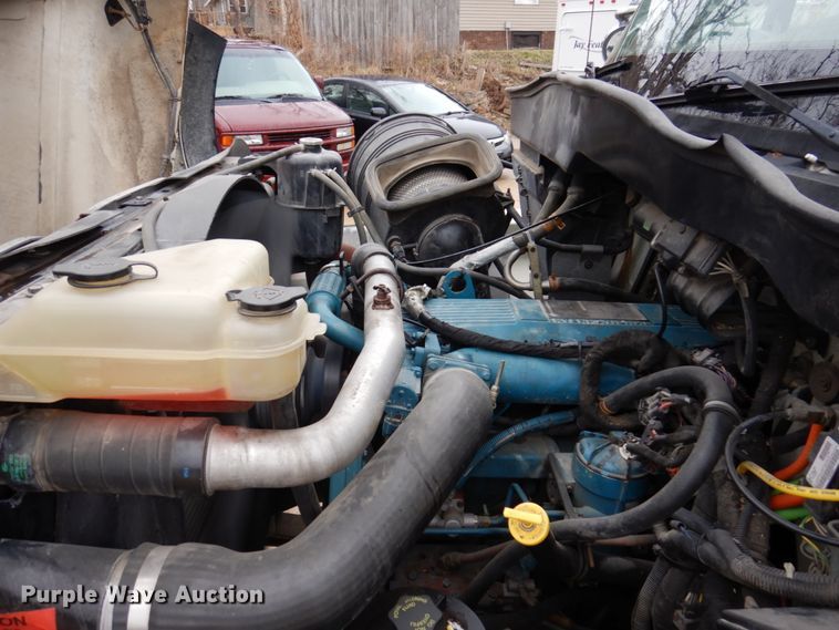 image for item IM9889 2005 International 7400  bucket truck