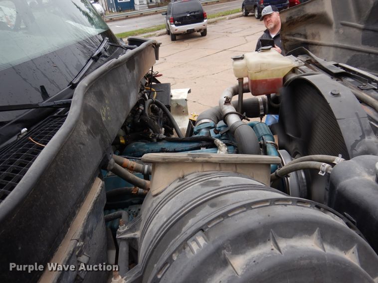 image for item IM9889 2005 International 7400  bucket truck