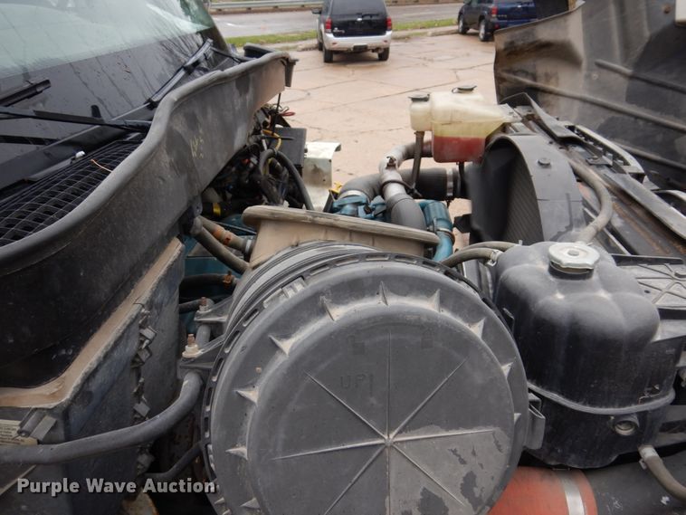 image for item IM9889 2005 International 7400  bucket truck