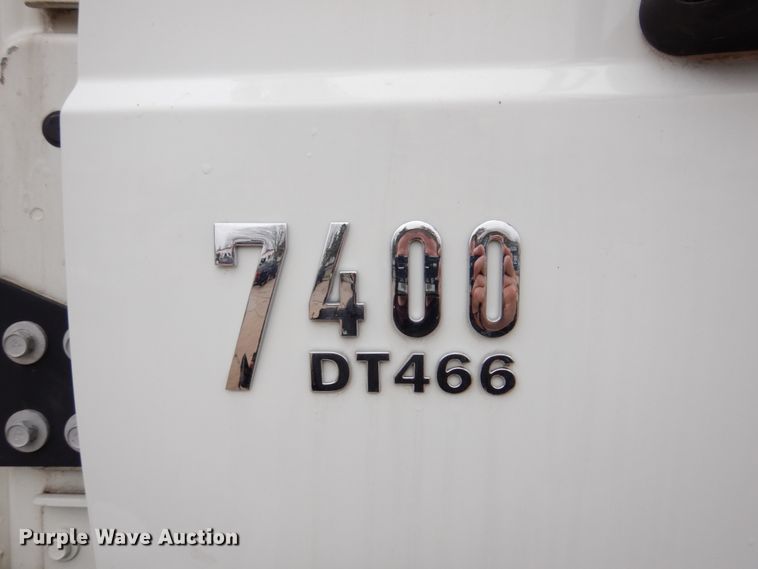 image for item IM9889 2005 International 7400  bucket truck