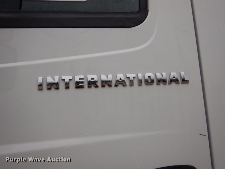 image for item IM9889 2005 International 7400  bucket truck