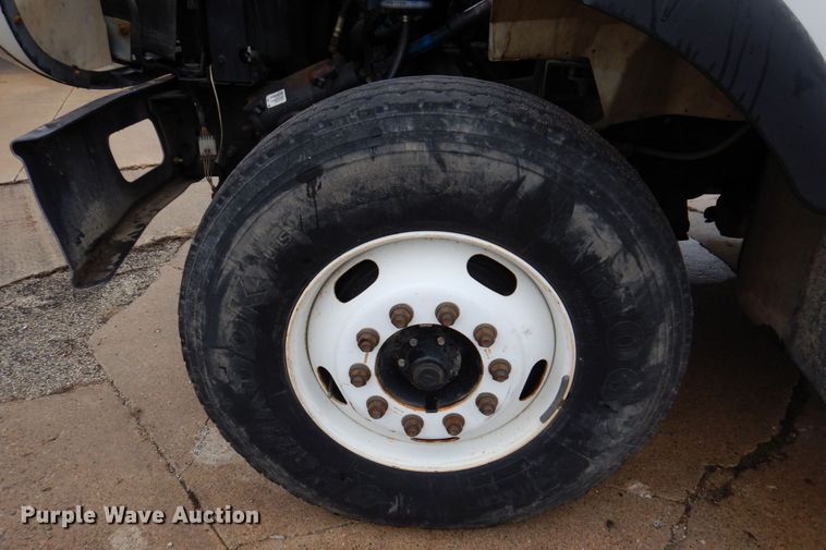 image for item IM9889 2005 International 7400  bucket truck