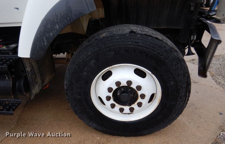 image for item IM9889 2005 International 7400  bucket truck