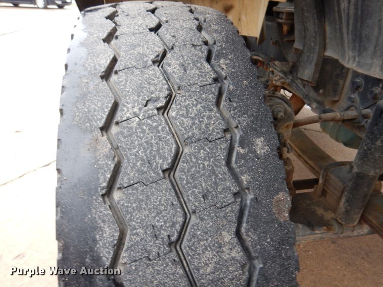 image for item IM9889 2005 International 7400  bucket truck