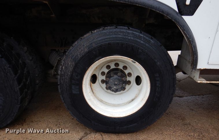 image for item IM9889 2005 International 7400  bucket truck