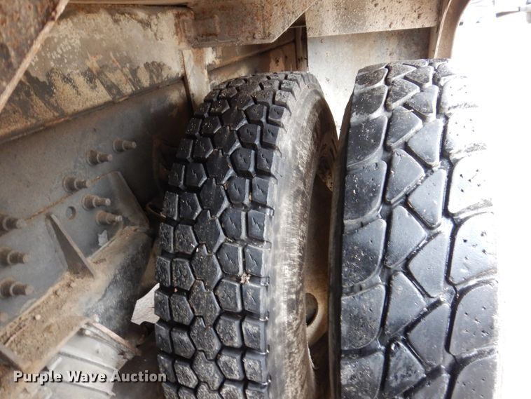 image for item IM9889 2005 International 7400  bucket truck