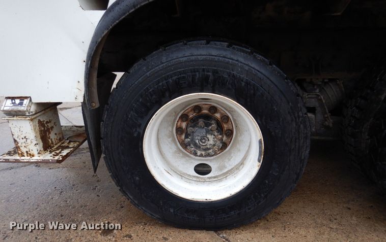 image for item IM9889 2005 International 7400  bucket truck